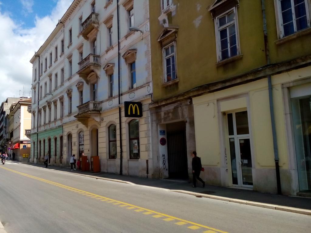 Dejan Apartment-Top Centar Pula Eksteriør billede